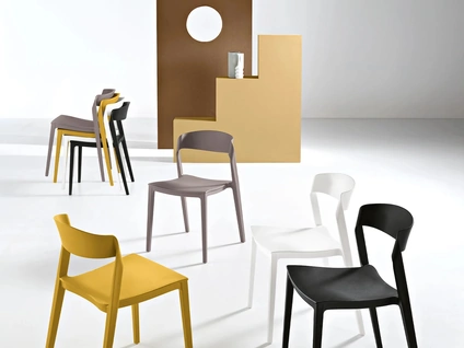 Sedia impilabile Perla in polipropilene di Ikone Casa