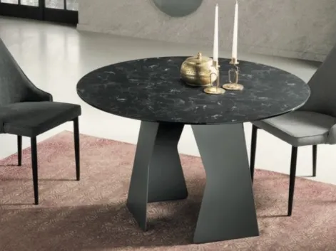 Tavolo rotondo Cassius con base in metallo verniciato e piano in vetro laminato effetto marmo di Capodarte