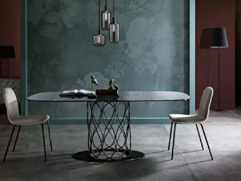 Tavolo Opera in vetro fumè con base in metallo laccato opaco di MaxHome