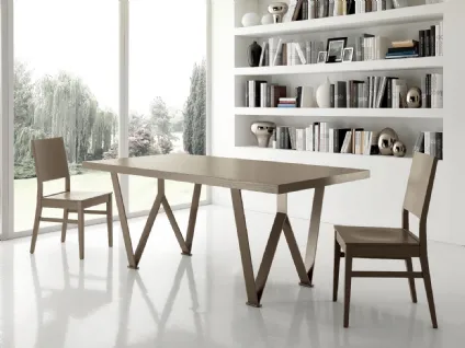 Tavolo Wictory in legno con base in metallo di Gipi Le Sedie