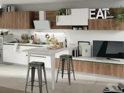 Cucina Moderne Concept finitura Noce e laccato Bianco con gole Verde Gonzaga di Moretti Cucine