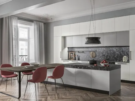 Cucina Moderna con isola in laminato grigio con top in HPL nero impero e penisola in finitura rovere nebraska Smart 01 di Gicinque