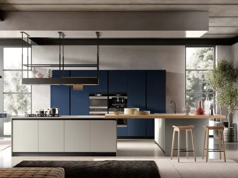 Cucina Moderna con isola Venere finitura Fenix Blu e laccato Grigio Luce con bancone snack finitura Rovere naturale di Moretti Cucine